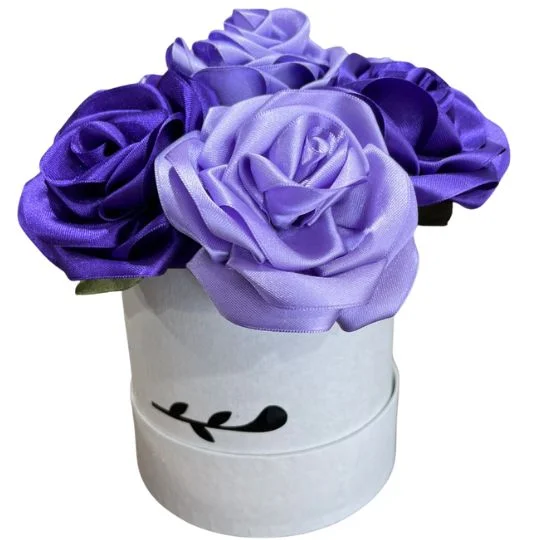 Caja pote lite con rosas de raso violetas y lavanda